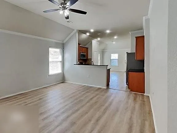 3 bed, 2.0 bath, 1522 sqft, $2,100 — Photo 3