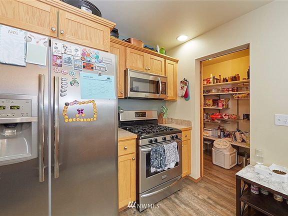 All Kitchen Appliances Stay! Gas Cooking PLUS Pantry Storage