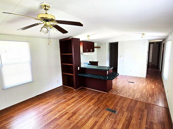 3rd image of 110 Rhodes Dr
