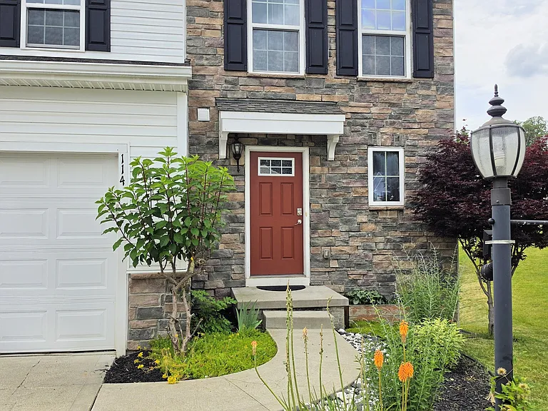 114 Glenridge Cir — Photo 2