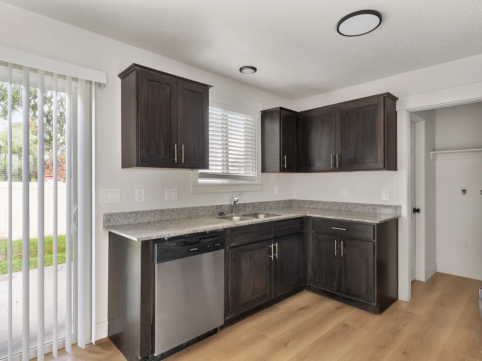 2 bed, 1.5 bath, 1000 sqft, $2,000 — Photo 3