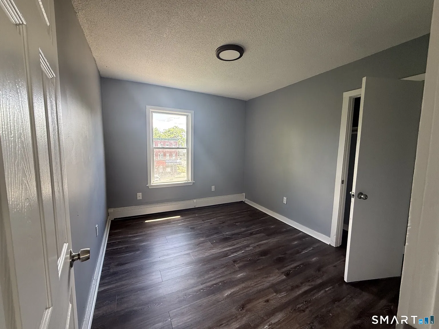 3 bed, 1.0 bath, 3222 sqft, $1,600 — Photo 2