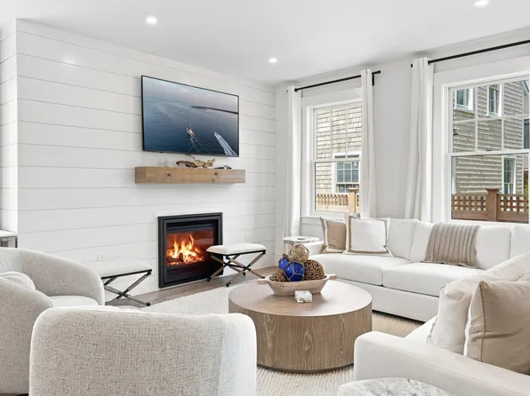 4 Goldenrod Ct, Nantucket, MA 02554