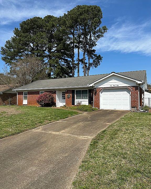 1st image of 933 Aspen Dr