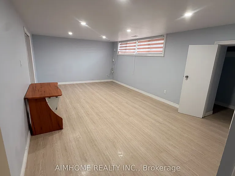 441 Fernleigh Cir S — Photo 3