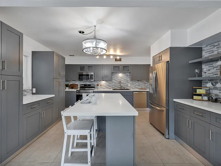 1031 NE Little River Dr — Photo 4