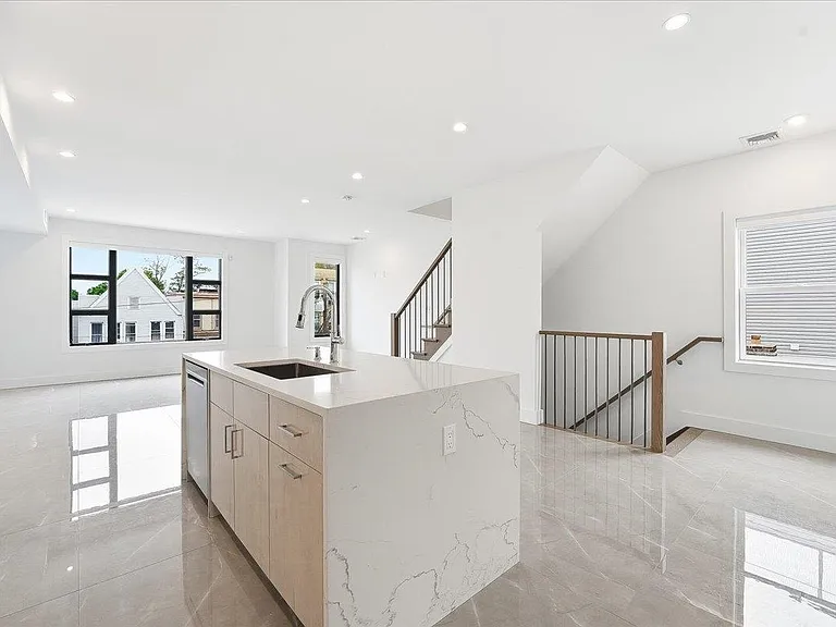 290 Griffith St #2 — Photo 14