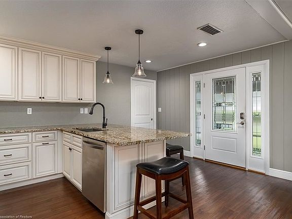 5th image of 1009 Lake Dr E