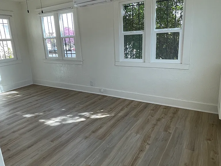 515 N Burlington Ave — Photo 5