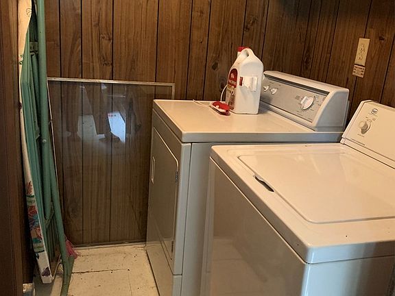 4th image of 592 Lyells St