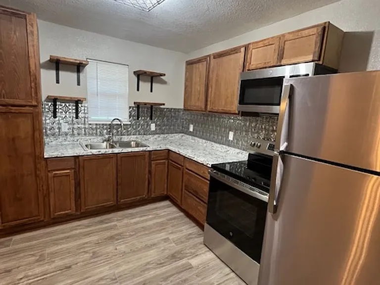 1457 Green St — Photo 3