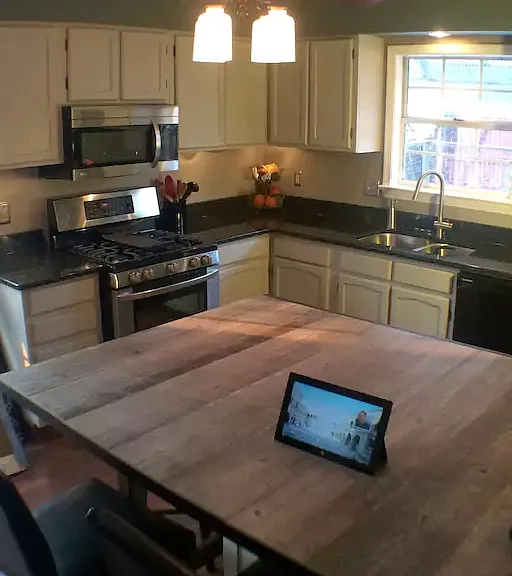 2115 Commonwealth Dr — Photo 2