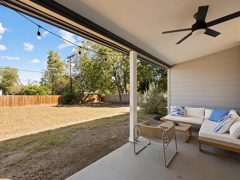 Hollybluff St — Photo 24