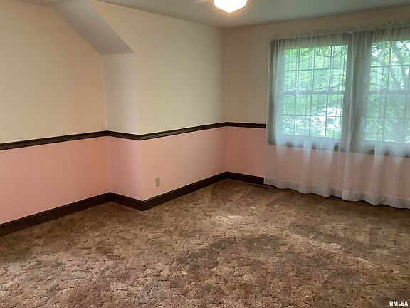 5th image of 453 Edwards Ave