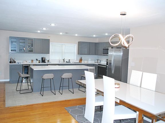 Gorgeous space inside beautifully decorated for Art lovers and Golfers. Kitchen and dining spaces are crafted with utmost care.