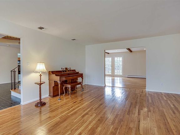 5th image of 12 Hearthstone Dr