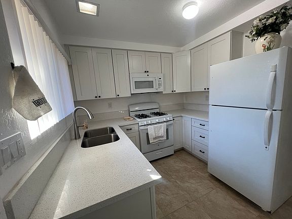 2nd image of 1134 Oxford Dr Unit B