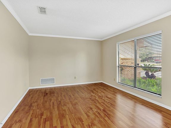 4th image of 3310 Hidden Lake Dr W