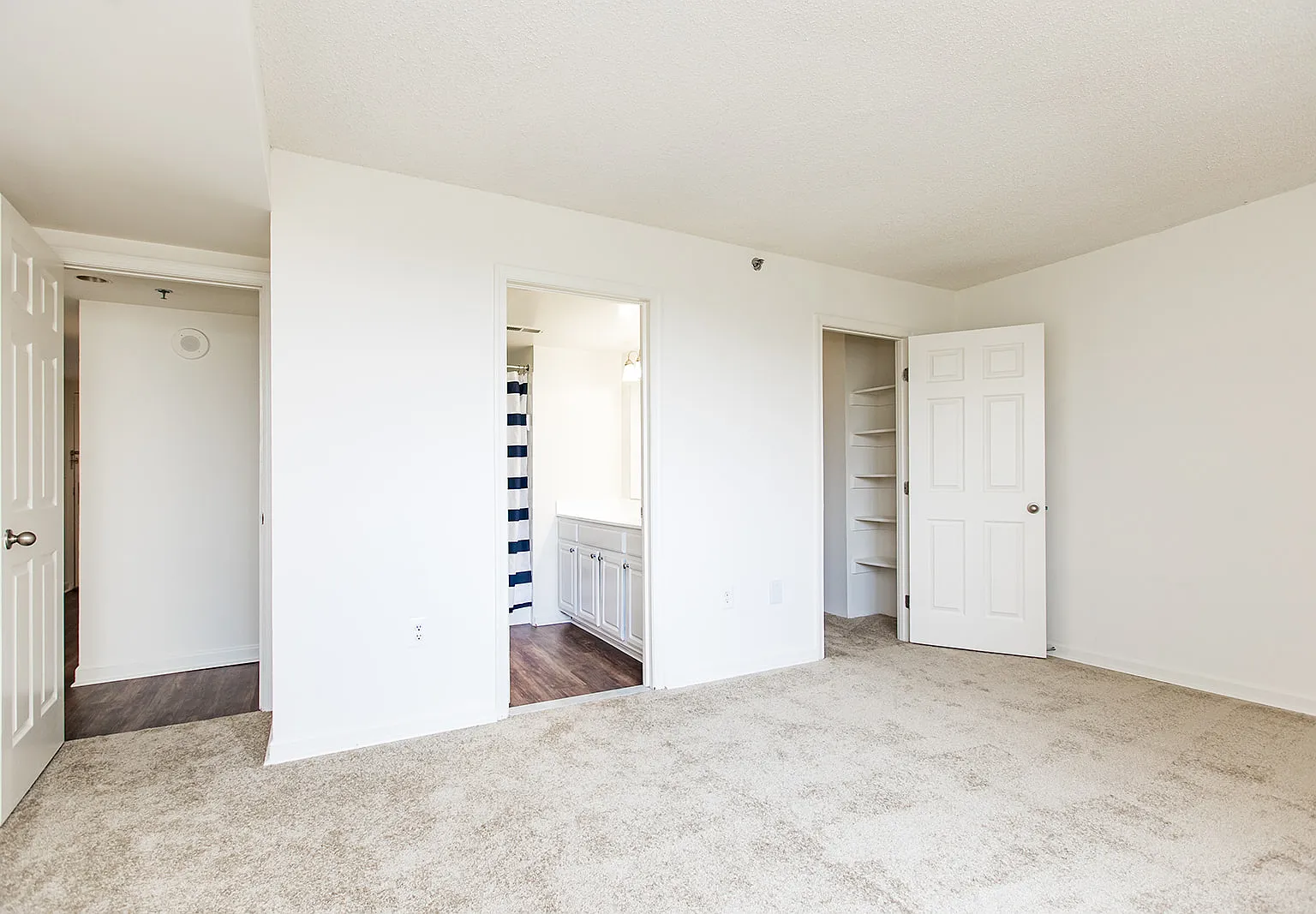 Lake Arbor Towers — Photo 4