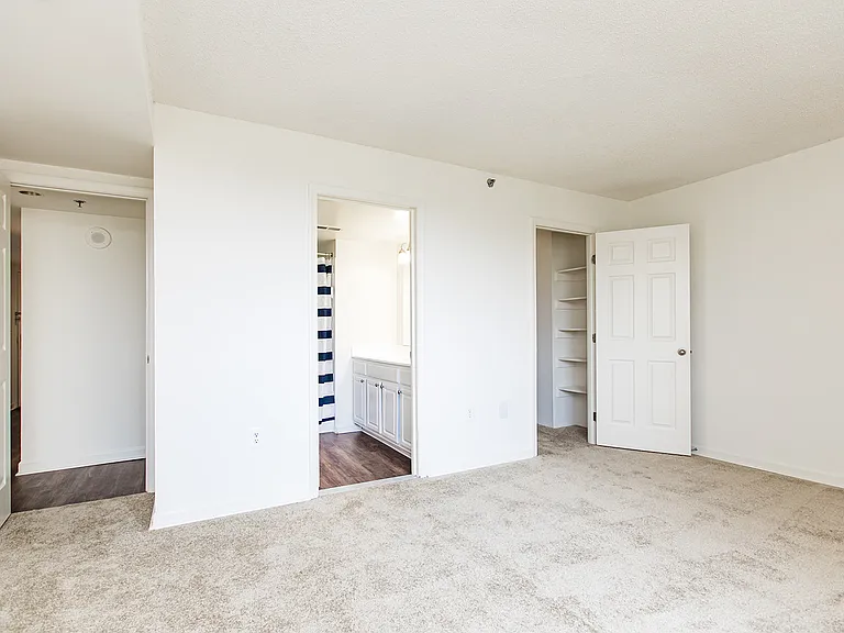 Lake Arbor Towers — Photo 4