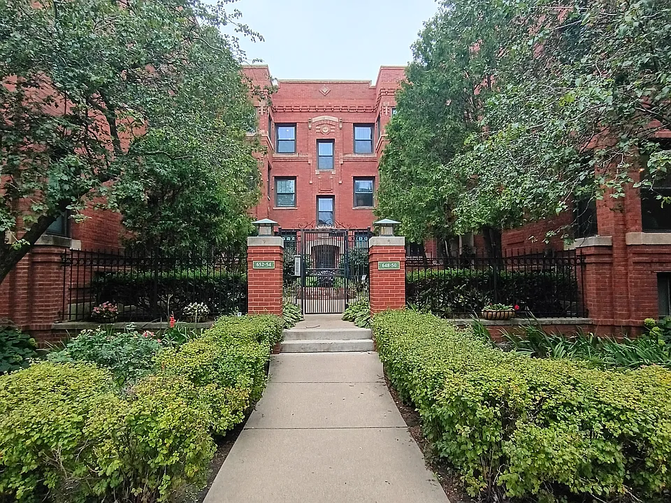 648 W Aldine Ave #1