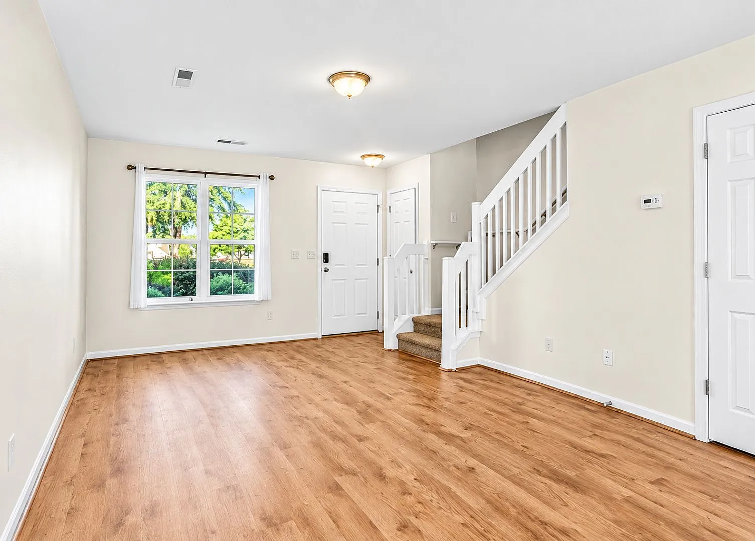 Fresh, Bright & Easy Living Robyn's Glen Townhome with Private Patio & Community Pool — Photo 1