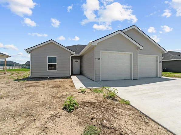 1202 Harbor Dr, Salina, KS 67401