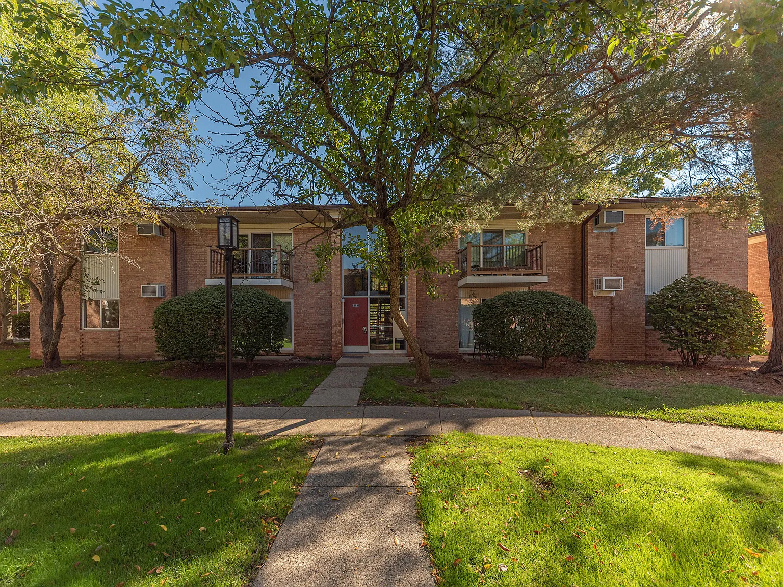 2 bed, 1.0 bath, 871 sqft, $2,000 — Photo 1