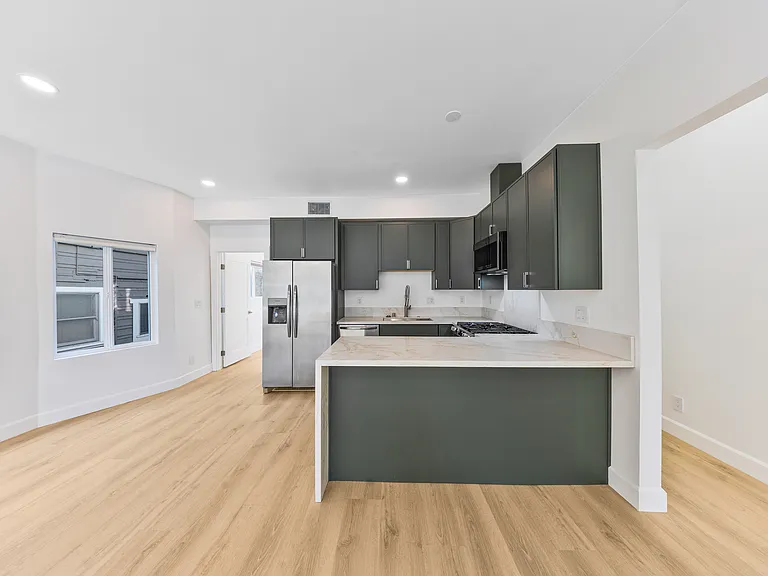 811 Waterloo St #813 — Photo 2