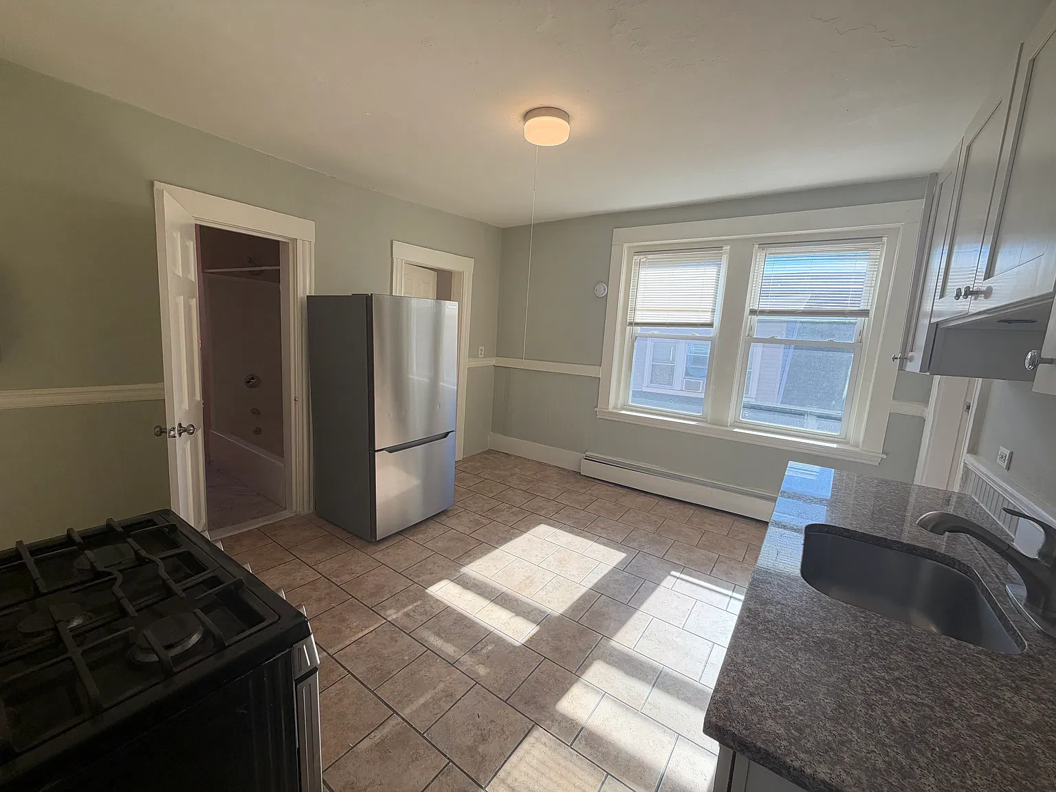 2 bed, 700 sqft, $2,300 — Photo 2