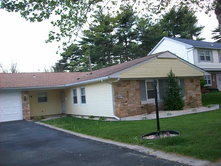 30 Hinsdale Ln — Photo 1