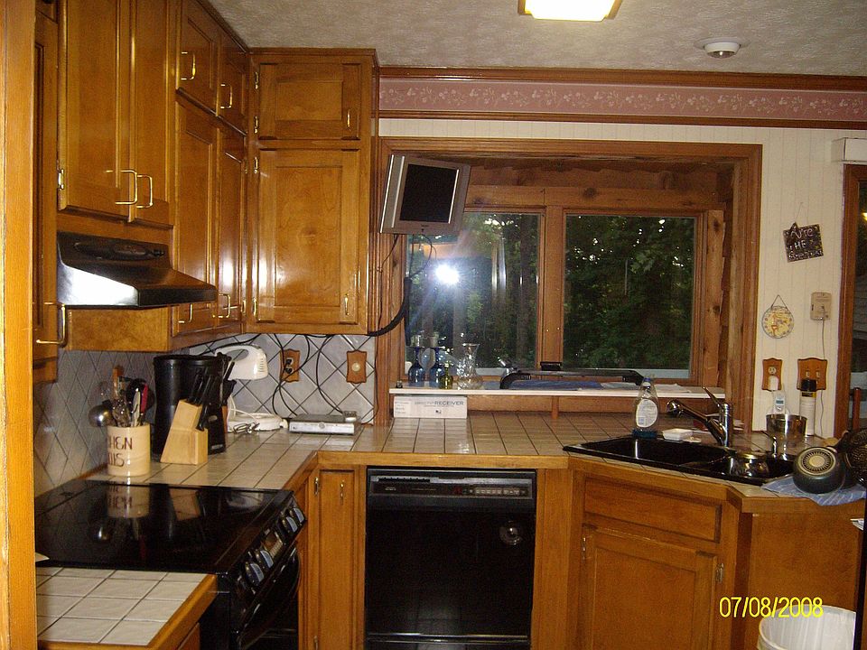 Upgraded Kitcgen cabinet with Flat Screen Tv