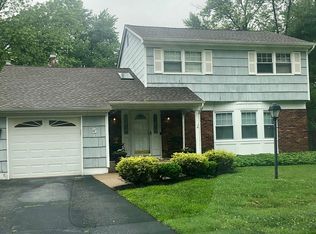 5 Chelsea Rd, Manalapan, NJ 07726