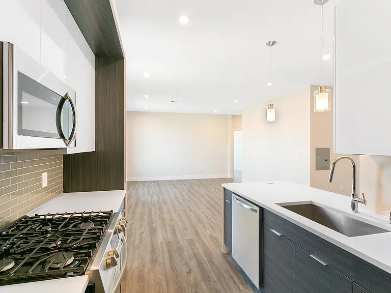 E Plaza & Residences — Photo 14
