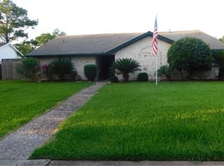 5009 Green Willow Ln, Dickinson, TX 77539