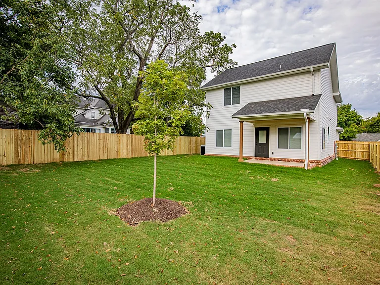 715 N Mount Olive St — Photo 23