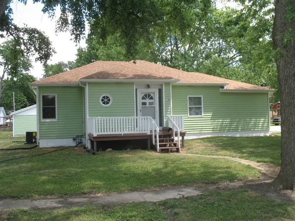 130 S Portland Pl, Clinton, IL 61727