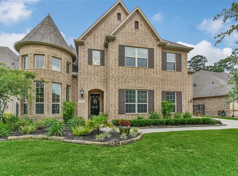 Beautifully updated 4/4.5 in private & gated section of Barrington in Kingwood.