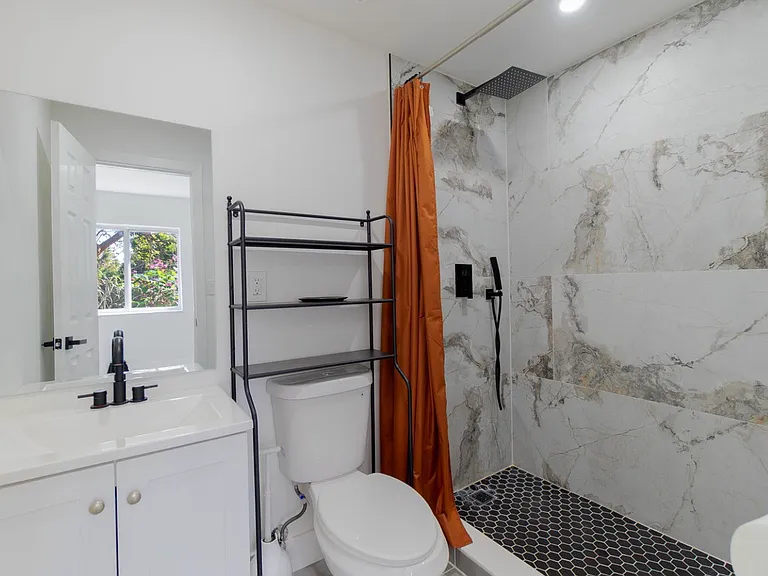 113 SE 8th Ave — Photo 4