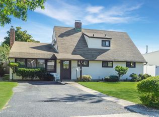 102 Bayberry Ln, Levittown, NY 11756