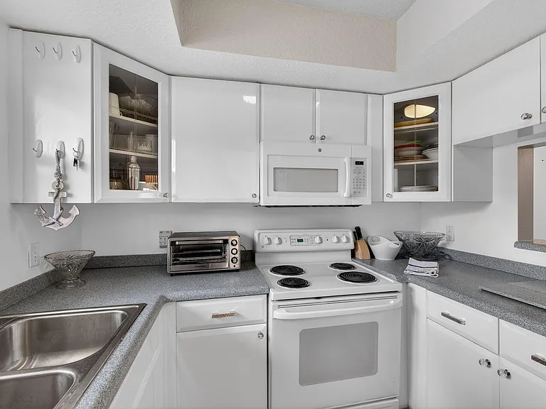 2950 SE Ocean Blvd — Photo 14
