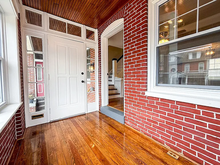412 1st Ave — Photo 3