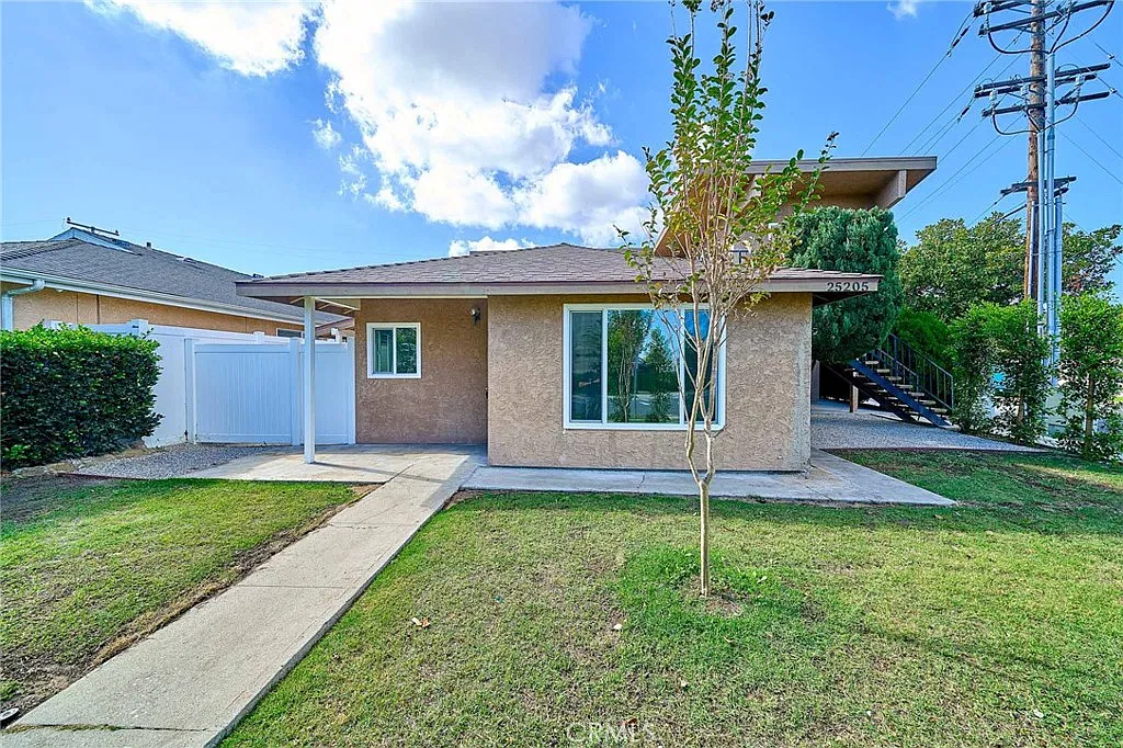 3 bed, 950 sqft, $3,500 — Photo 2