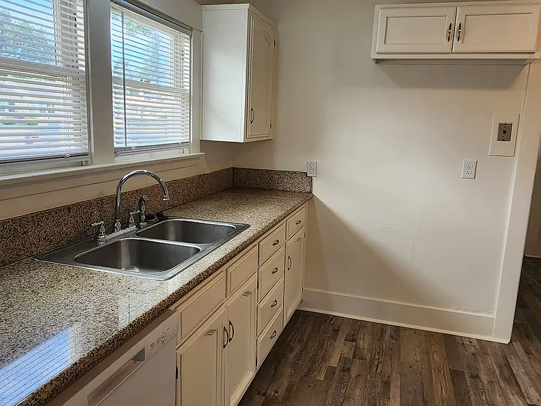 401 N Cherry St — Photo 11