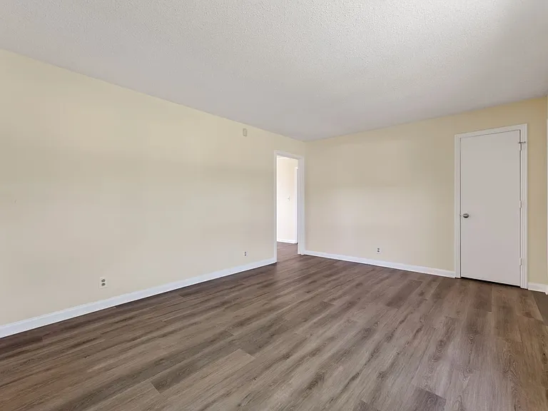 573 Waldorf Dr — Photo 6