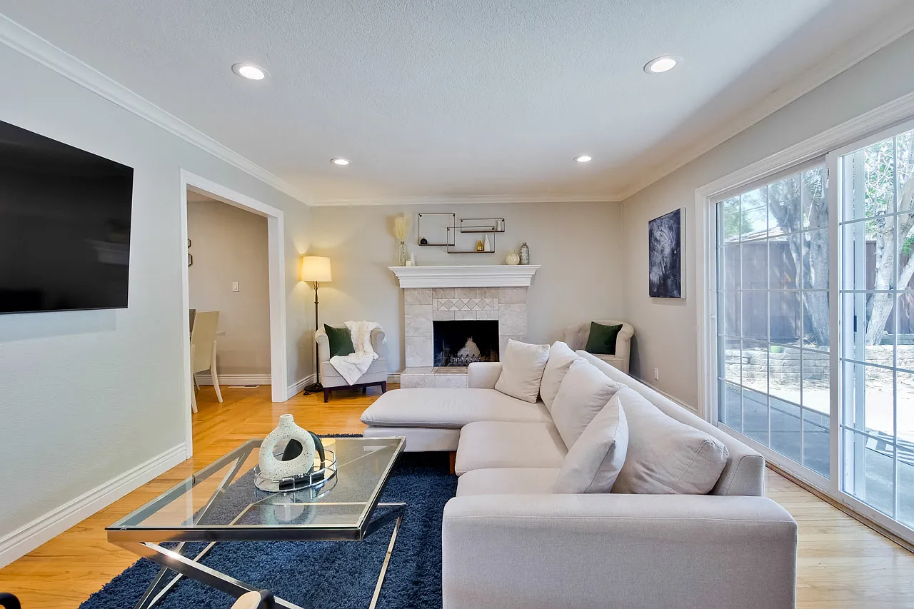 4 bed, $8,900 — Photo 1