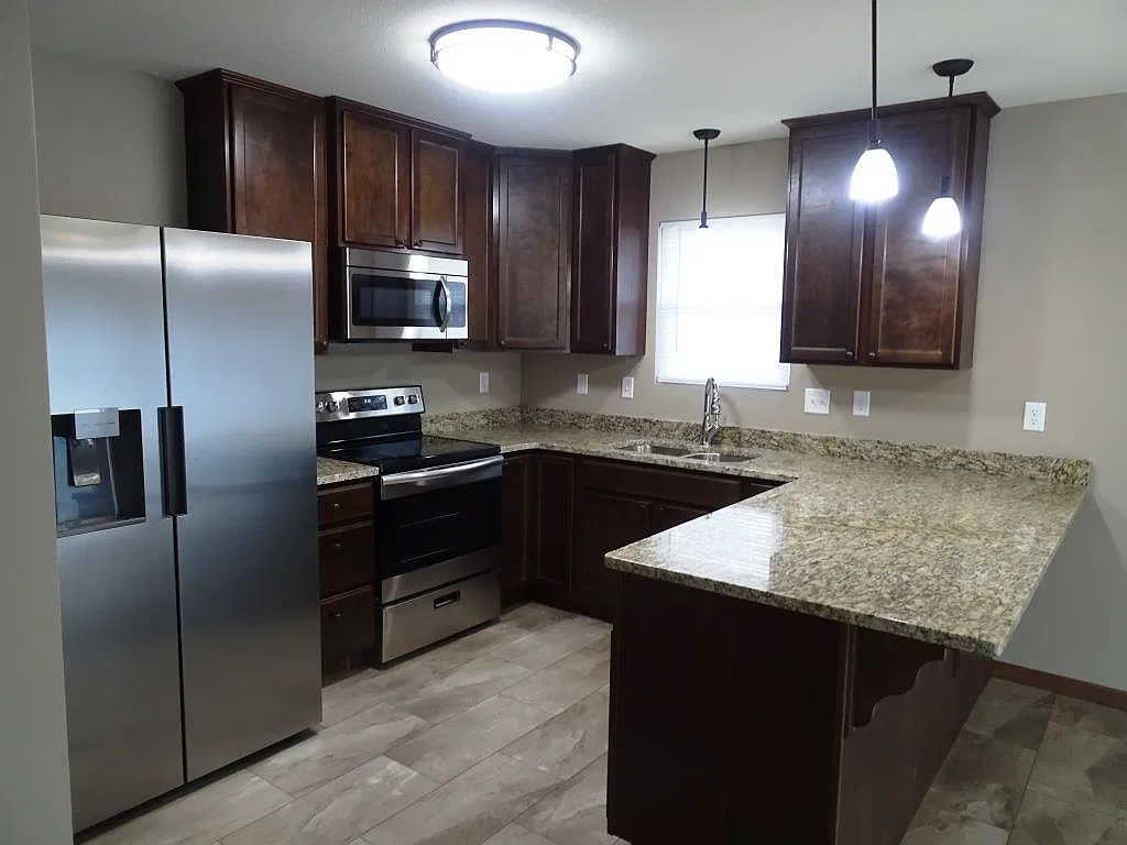 4 bed, 2000 sqft, $2,350 — Photo 2