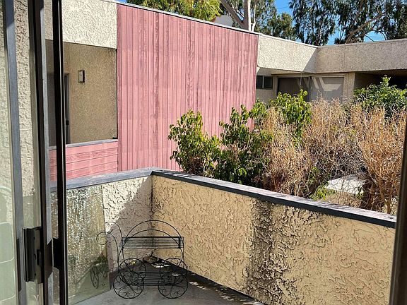 2nd image of 12701 Moorpark St APT 207