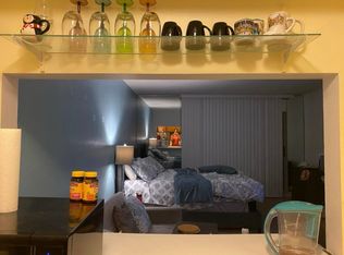 530 W Barry Ave APT 2F, Chicago, IL 60657