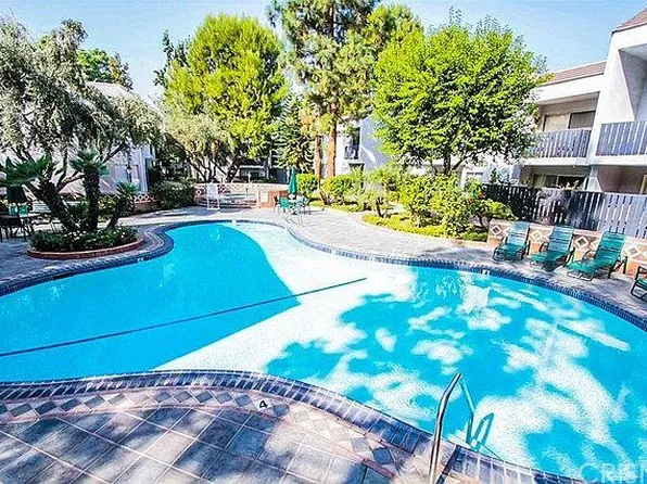 18645 Hatteras St, Tarzana, CA 91356